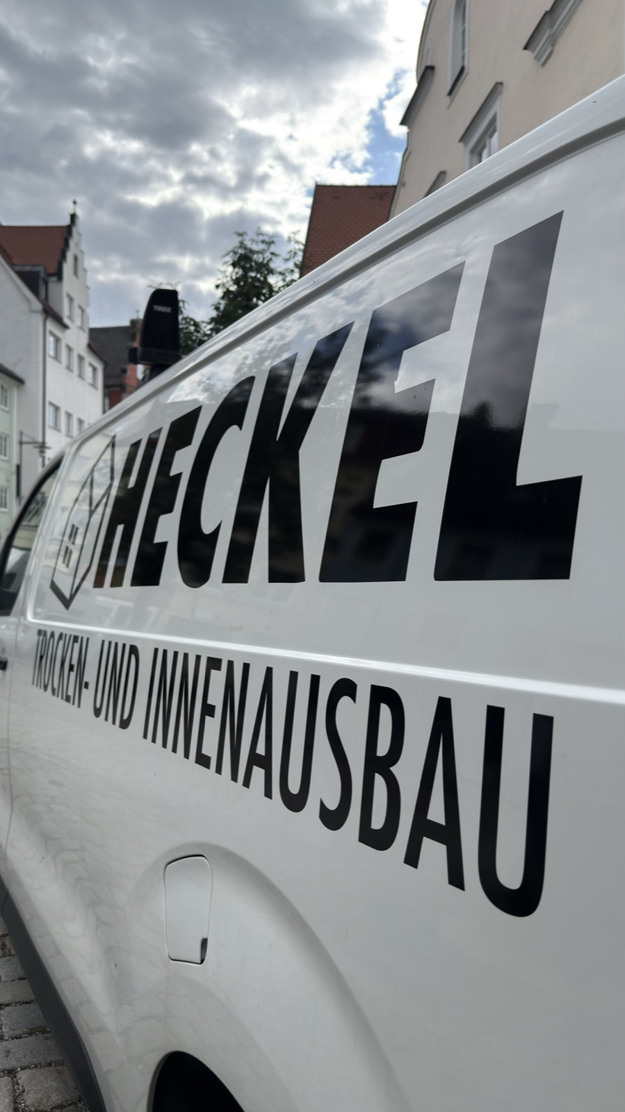 Transporter mit Beschriftung Heckel Trocken- und Innenausbau