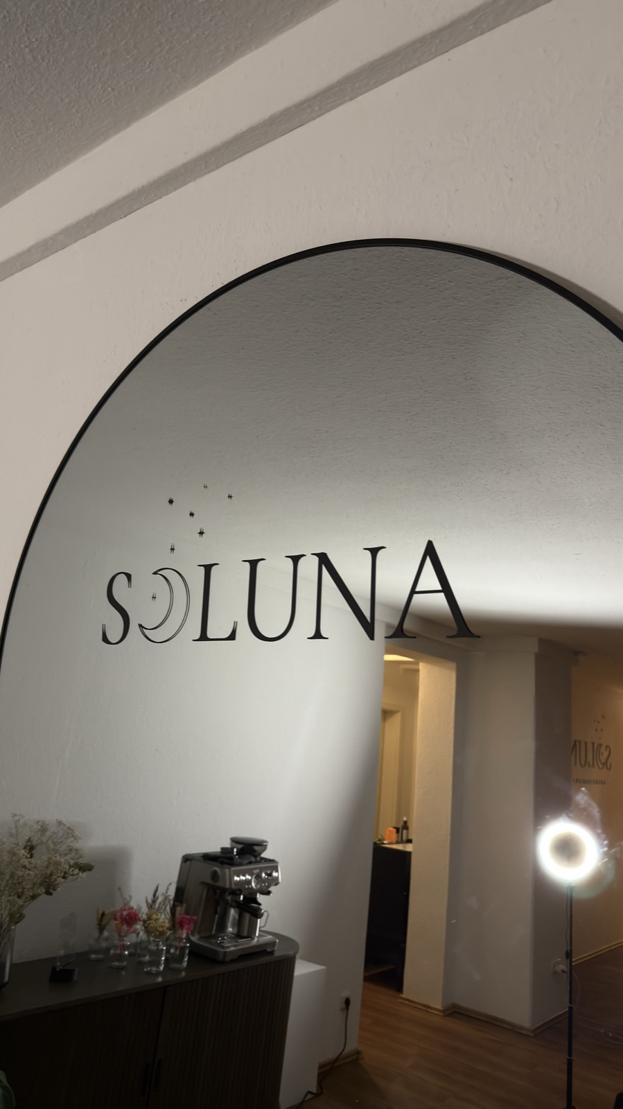 Wandbeschriftung Soluna im Eingangsbereich