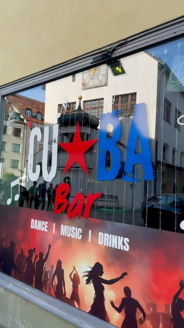 Großflächige Fassadengestaltung der Cuba Bar